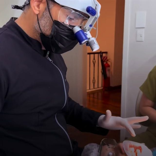 El Dr. Roberto Fernández nos muestra cómo realiza la extracción de 10 carillas utilizando láser, un procedimiento preciso, rápido y mucho más cómodo para el paciente.🫶🏻
Si estás considerando renovar tus carillas o necesitás una evaluación personalizada, agendá tu consulta con nuestro equipo especializado 🤍✨
Link de agendamiento en la bio 📲